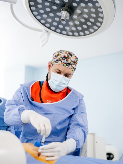 🩺 Más allá del dolor, está la vocación de aliviarlo.

Cada caso es distinto, cada paciente tiene una historia, y detrás de cada procedimiento hay un propósito: devolver calidad de vida.
La Medicina del Dolor no solo se trata de técnicas o bloqueos, sino de escuchar, entender y acompañar a quien busca recuperar movimiento, descanso y bienestar.

En el quirófano, el enfoque está en la precisión.
Fuera de él, en la empatía.
Ambos caminos se encuentran en un mismo objetivo: ayudar a que el dolor deje de ser el centro de tu vida.

👨‍⚕️ Dr. Alan Valente Gálvez Luna
Especialista en Medicina del Dolor y Algología

📍 Consultorios:
• Plaza Cititower, Guadalajara, Jal.
• Cráter 10, Guadalupe, Zac.

📲 Guadalajara: +52 1 33 4675 6141
📲 Zacatecas: +52 1 492 268 8645

#MedicinaDelDolor #DrAlanGálvez #Algología #DolorCrónico #Bienestar #SaludIntegral #CuidarSinDolor #VocaciónMédica