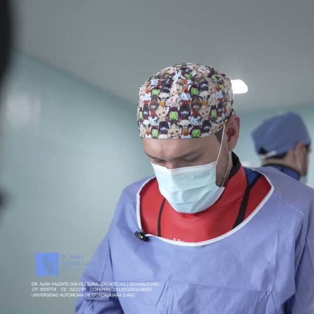 Muchas personas creen que el dolor de rodilla es parte normal de la edad, pero cuando aparece todos los días o cambia tu forma de caminar, merece atención. 🦵⚠️
Conocer la causa es el primer paso para recuperar movilidad y controlar el dolor. 🩺 Agenda tu valoración médica. 📩 

Dr. Alan Valente Gálvez Luna
⚕️Especialista en Medicina del Dolor e intervencionismo Avanzado en Algologia
📍 Instituto Oncológico Nacional- ION Colomos
Av. Patria 2945- Zapopan
📍 Hospital Santa Fe , consultorio 109
Cráter 10, Guadalupe, Zacatecas
Reserva tu cita →
📞 Guadalajara:  33 2726 1907
📞 Zacatecas: 492 264 8689
UNIVERSIDAD AUTÓNOMA DE GUADALAJARA| UAG
CP: 11015774| CE: 13022191|
COFEPRIS Santa Fe: 2532012002A00137
COFEPRIS GDL Instituto ION: 2514102002A00839